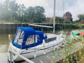 Cosy Sailing Boat Glamping Accommodation on the River in Sandwich